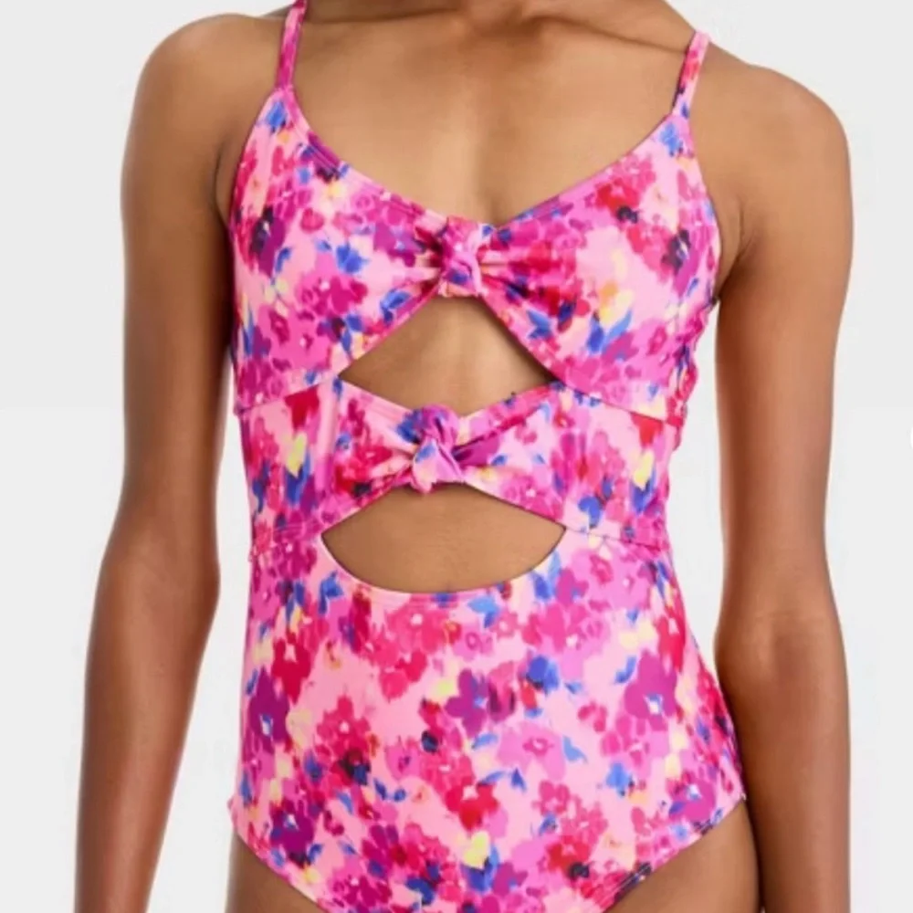 089 NWT Art‎ Class Garden Floral One Piece Cut Out Swimsuit - Size: M (8)